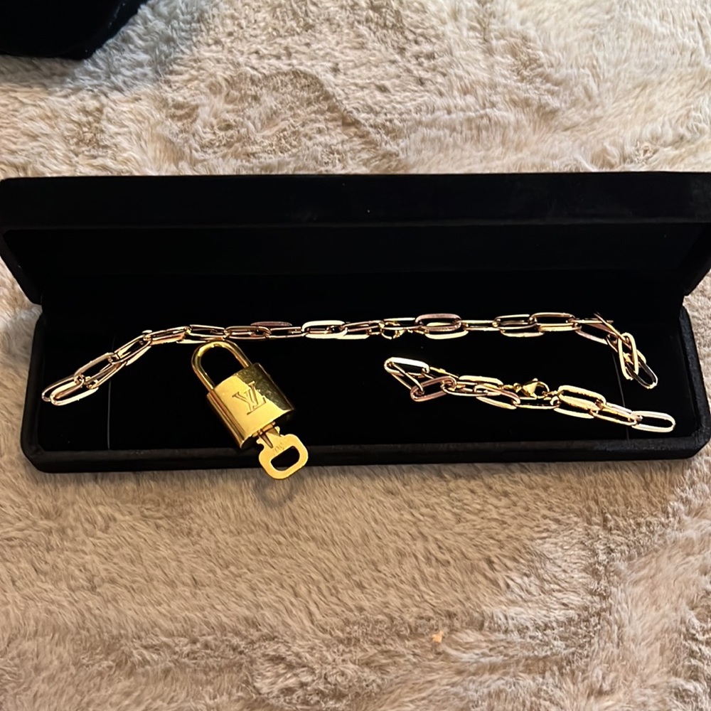 Louis Vuitton Authentic Lock & Key 307 comes W/ 2 unbranded chains Price Is Firm - Picture 9 of 9